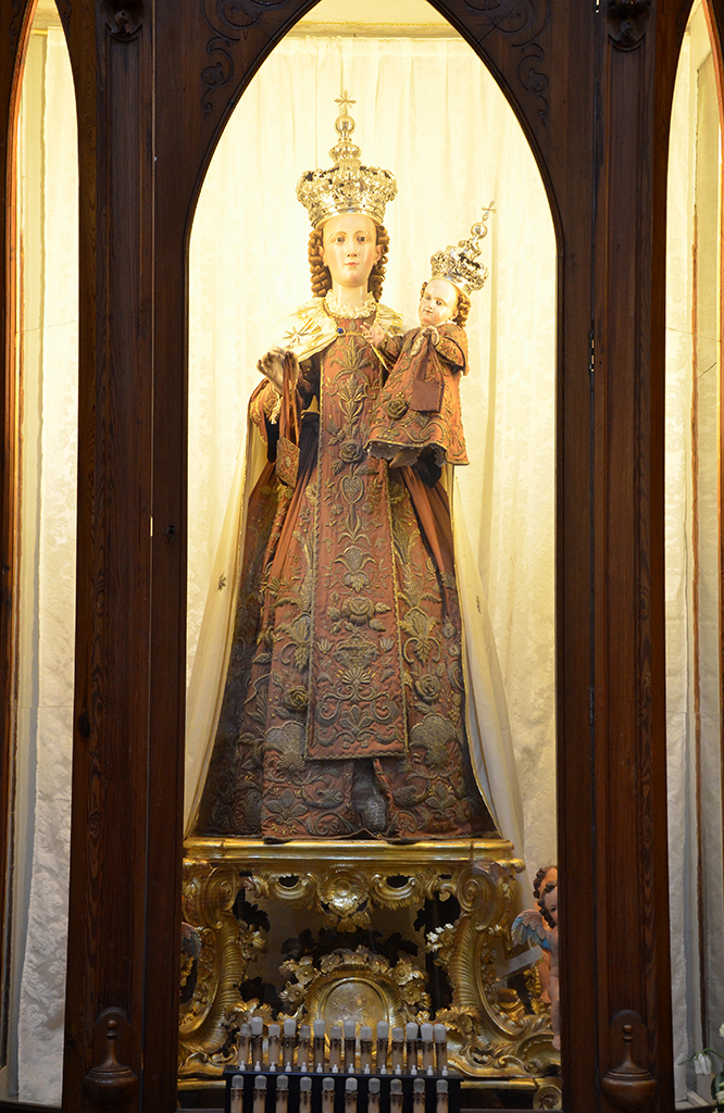 Particolare Statua della Madonna del Carmine posta all\\\\\\\\\\\\\\\\\\\\\\\\\\\\\\\'interno della teca