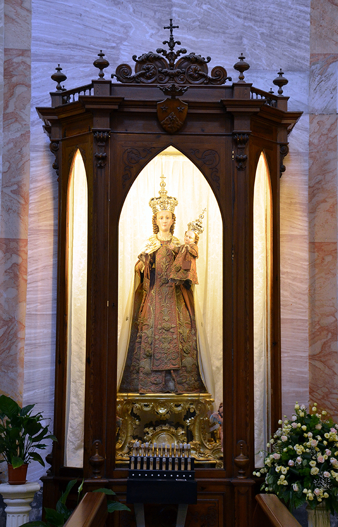 Statua della Madonna del Carmine posta all\\\\\\\\\\\\\\\\\\\\\\\\\\\\\\\'interno della teca